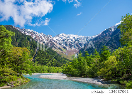さわやか上高地『残雪の穂高連峰と清流梓川』《長野県 松本市》 さわやか上高地『残雪の穂高連峰と清流梓川』《長野県 松本市》 134687061