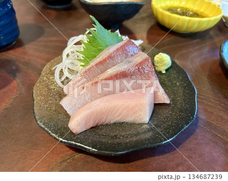 氷見寒ぶりの刺身 134687239