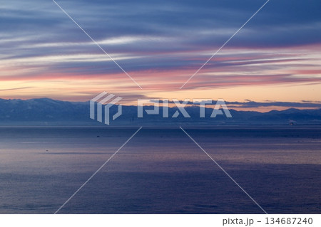 朝焼けに染まる富山湾 134687240