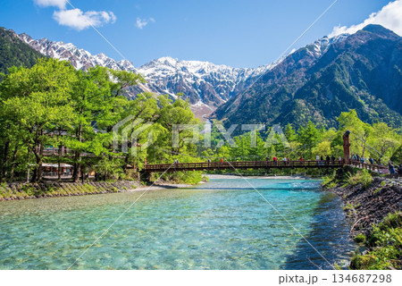 さわやか上高地『新緑シーズンの河童橋と穂高連峰 』《長野県 松本市》　 134687298