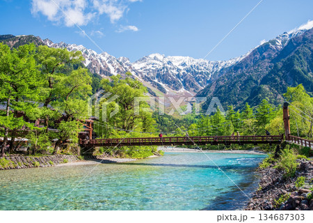 さわやか上高地『新緑シーズンの河童橋と穂高連峰 』《長野県 松本市》　 134687303