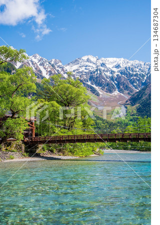 さわやか上高地『新緑シーズンの河童橋と穂高連峰 』《長野県 松本市》　 134687304