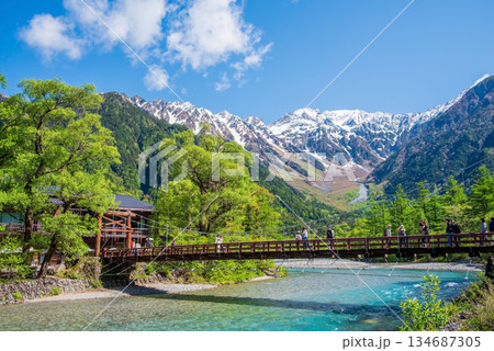 さわやか上高地『新緑シーズンの河童橋と穂高連峰 』《長野県 松本市》　 134687305