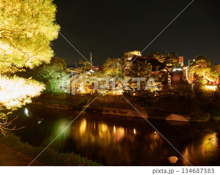 観光名所高山の宮川と町並みの夜景の風景 観光名所高山の宮川と町並みの夜景の風景 134687383