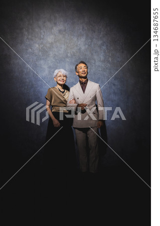 腕を組む笑顔のシニアカップル 134687655