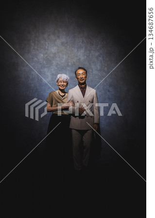 腕を組む笑顔のシニアカップル 134687656