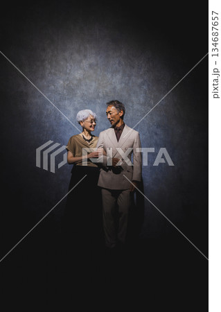 腕を組む笑顔のシニアカップル 134687657