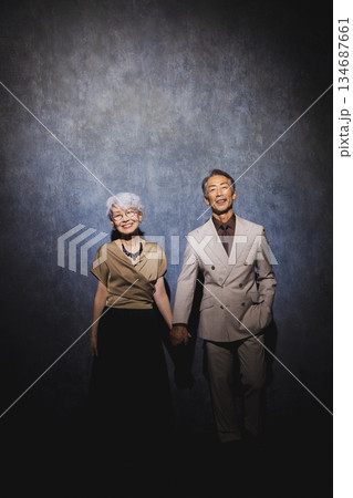 腕を組む笑顔のシニアカップル 134687661