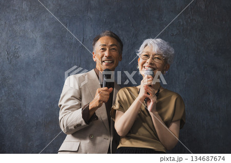 腕を組む笑顔のシニアカップル 134687674