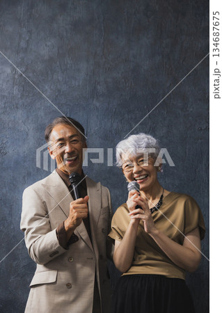 腕を組む笑顔のシニアカップル 腕を組む笑顔のシニアカップル 134687675