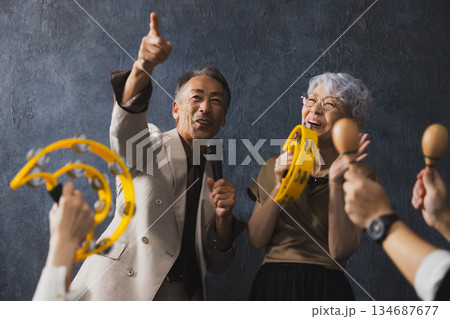 腕を組む笑顔のシニアカップル 134687677