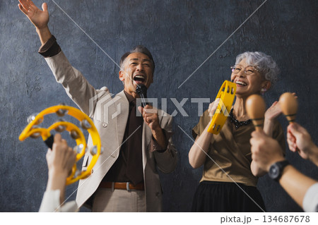 腕を組む笑顔のシニアカップル 134687678