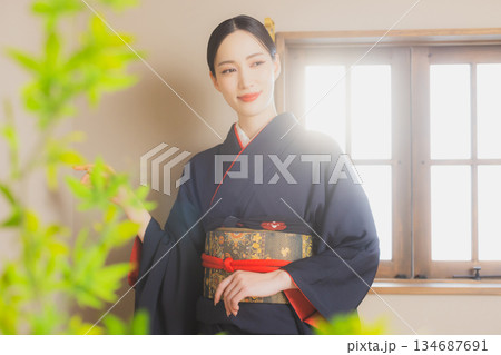着物を着た女性 着物を着た女性 134687691