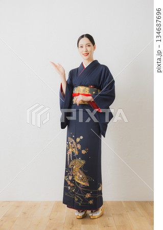 着物を着た女性 着物を着た女性 134687696