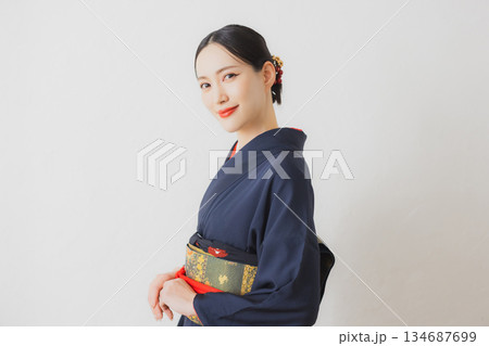着物を着た女性　　 134687699