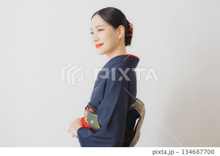 着物を着た女性　　 134687700
