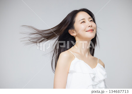 髪を靡かせる若い女性 134687713