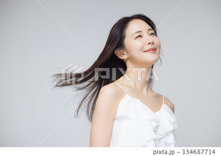 髪を靡かせる若い女性 134687714