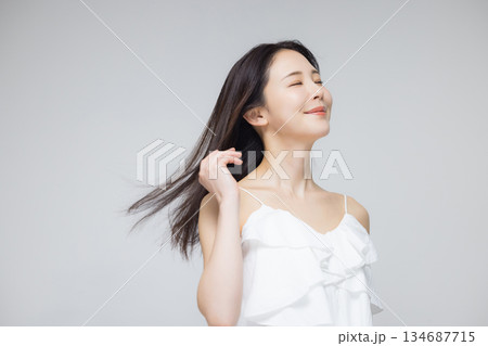 髪を靡かせる若い女性 髪を靡かせる若い女性 134687715