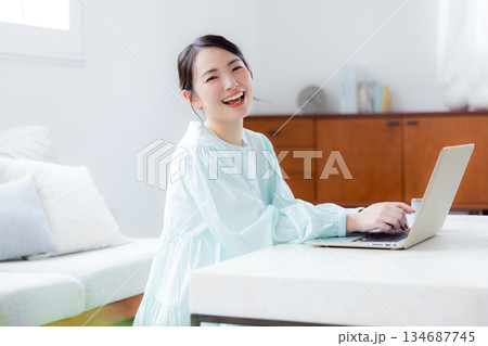 リビングでパソコンを使う女性 リビングでパソコンを使う女性 134687745