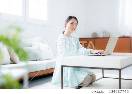 リビングでパソコンを使う女性 134687746