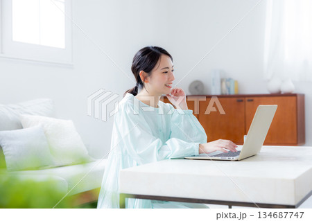 リビングでパソコンを使う女性 134687747