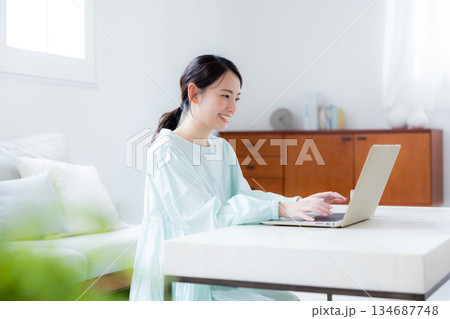 リビングでパソコンを使う女性 134687748