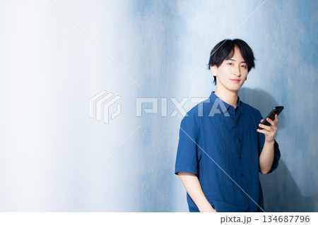 ネイビーのシャツの男性 ネイビーのシャツの男性 134687796