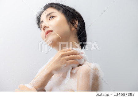 バスルームの女性 バスルームの女性 134687898