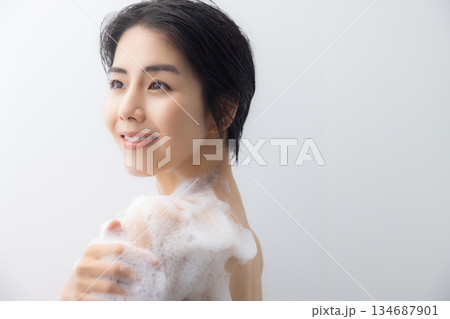 バスルームの女性 バスルームの女性 134687901