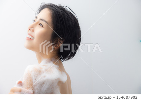 バスルームの女性 バスルームの女性 134687902