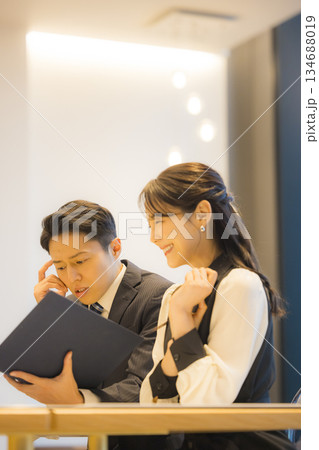 ホテルのレストランのカップル　　　 134688019