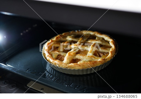 焼きあがったアップルパイ 焼きあがったアップルパイ 134688065
