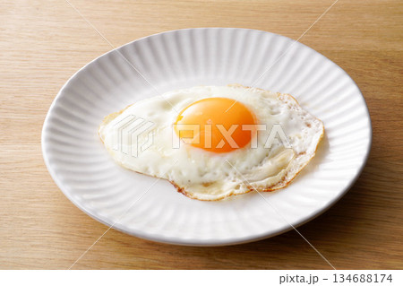 目玉焼き 134688174