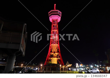 ライトアップされた博多ポートタワー（博多港） 134688347