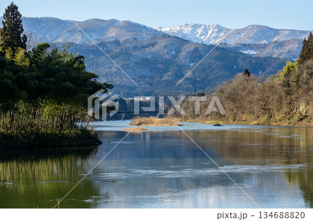 最上川　大淀地区の静かな流れから三ヶ瀬難所へ　山形県 134688820