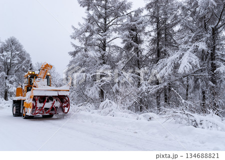 雪道を除雪する除雪車　a-1 134688821