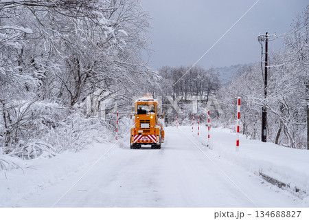 雪道を除雪する除雪車　c-1 134688827