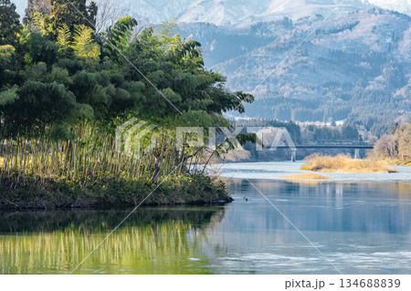 最上川　大淀地区の静かな流れから三ヶ瀬難所へ　山形県 134688839