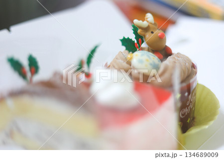 トナカイのデコレーションが可愛いクリスマスチョコレートケーキ 134689009