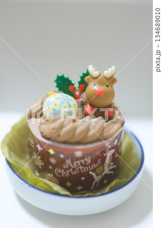 可愛いトナカイと雪の結晶のオーナメントが乗ったクリスマスケーキ 可愛いトナカイと雪の結晶のオーナメントが乗ったクリスマスケーキ 134689010