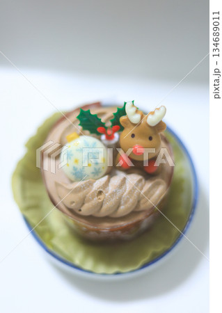 チョコクリームで仕上げたトナカイ飾りの可愛いクリスマスケーキ 134689011