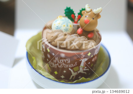 トナカイの砂糖菓子がポイントの可愛いクリスマスチョコケーキ トナカイの砂糖菓子がポイントの可愛いクリスマスチョコケーキ 134689012