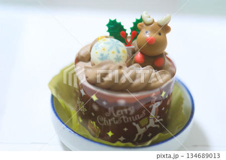 柊の葉とトナカイで彩られた可愛いクリスマスチョコレートケーキ 柊の葉とトナカイで彩られた可愛いクリスマスチョコレートケーキ 134689013