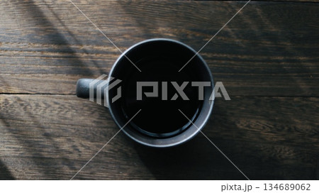 テーブルの上に置いたコーヒー テーブルの上に置いたコーヒー 134689062
