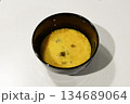 溶き卵のお椀 俯瞰 白背景 134689064