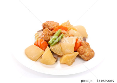 根菜類の煮物　大根　ニンジン　明るい背景 134689065