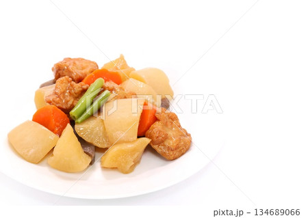 根菜類の煮物　大根　ニンジン　明るい背景 134689066