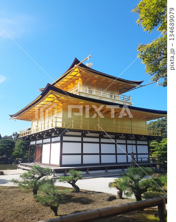 金閣寺の本堂と青い空 134689079