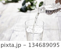 ペットボトルの水をグラスに注ぐ 134689095